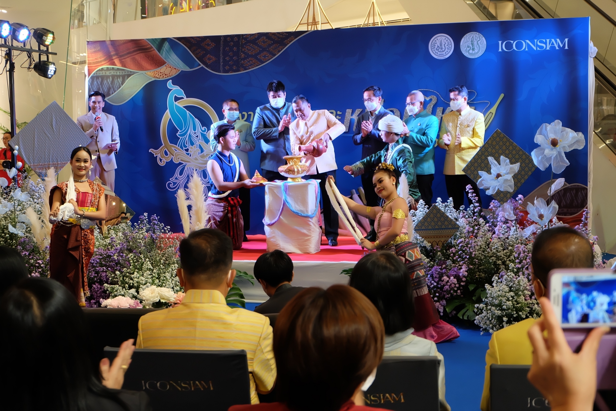 title - ส.ป.ก. ร่วมเป็นเกียรติในพิธีเปิดงานส่งเสริมและจำหน่ายสินค้าหม่อนไหมแบบครบวงจร ณ บริเวณเจริญนครฮอลล์ ชั้น M ไอคอนสยาม กรุงเทพฯ